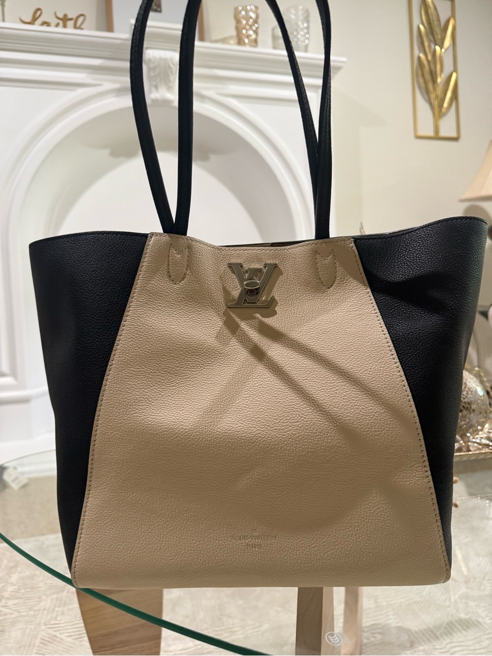 The Louis Vuitton Lockme Cabás Black and Beige crafted from soft calfskinleather - Picture 8 of 16